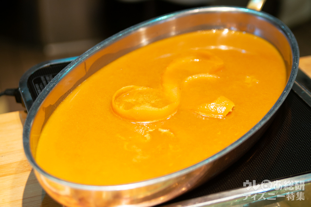 クレープと白いバニラアイスクリーム（ランチのみ）｜