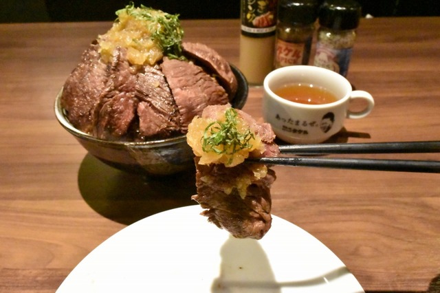 タケルソースと大葉を乗せて