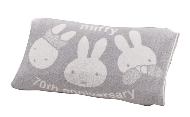 【ミッフィー】「ミッフィー70thデザインのびのびタオルピローケース」（64×34cm）グレー 2,200円