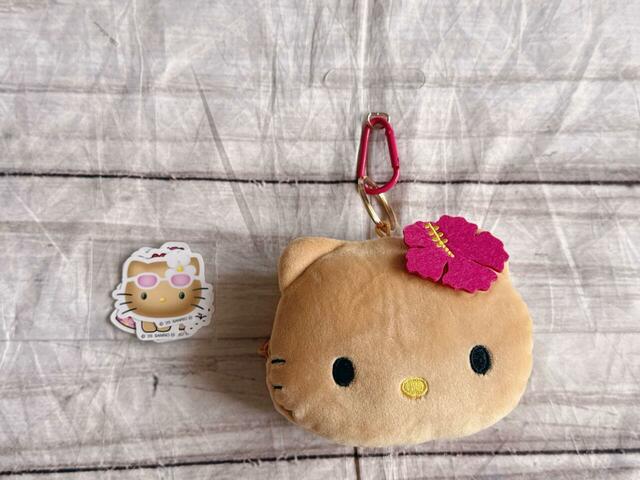 日焼けキティがかわいいポーチチャームとステッカーのセット