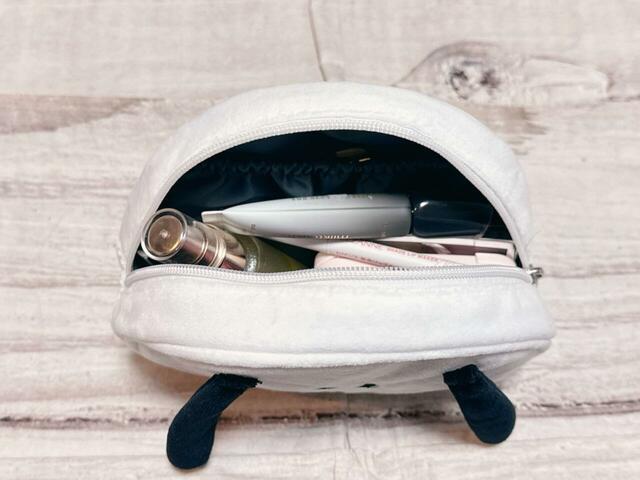 ファスナーはガバッと開くため中身の出し入れもスムーズ！