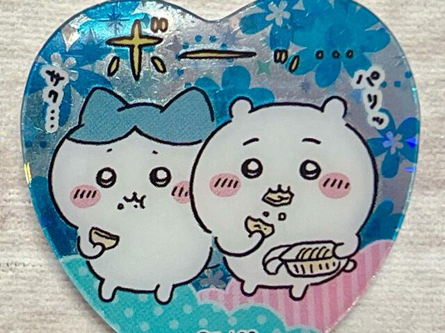 ふたりの頬や顎についた煎餅の食べカスをとってあげたくなりますね♪