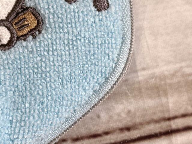 素材はポリエステルとナイロン。滑らかな手触りのパイル生地