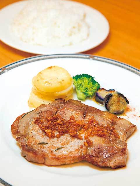 キッチン れん（六本木）　ポークソテー～ガーリック醤油～ 1000円　前日からマリネして香り付けした肉を焼き上げている。からし醤油でさっぱりといただく。