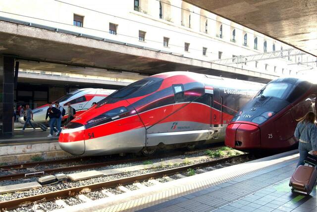 イタリアの高速鉄道にはイタロ（右）とトレニタリア（中央）がある。ネット予約が便利だが、駅で紙の切符を買うこともできる