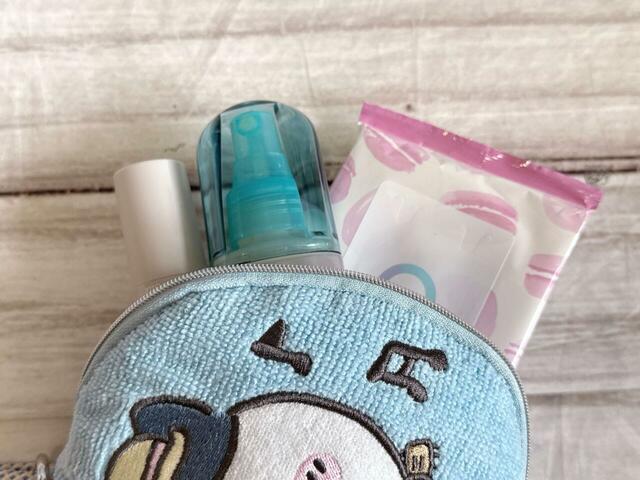 日焼け止めと汗拭きシートを入れました