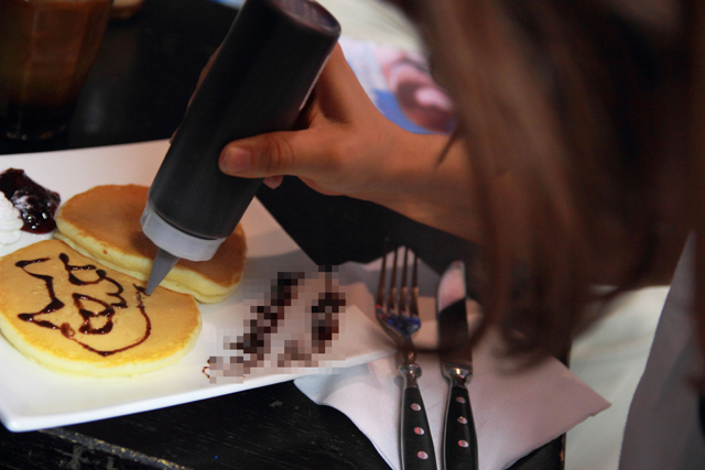 密着感＆光沢感満載の「競泳水着カフェ」のコスプレ美女たち