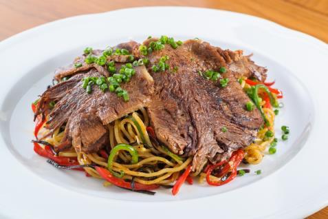 『オー・ギャマン・ド・トキオ』 メニュー：炙り牛タン塩焼きそば