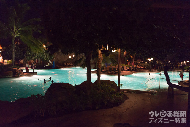 「ワイコロヘ・プール」の夜景｜アウラニ・ディズニー・リゾート & スパ コオリナ・ハワイ