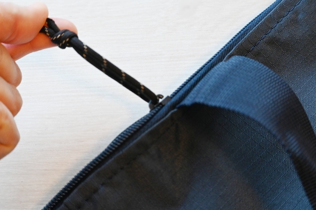 【「MonoMax 2026年5月号」（宝島社）】バッグにはしっかり閉まるチャックがついているのもうれしい。