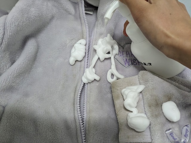 【ナノソイコロイド アプローズプレミアム】使用前：原液か泡を汚れを落としたい部分に塗布します