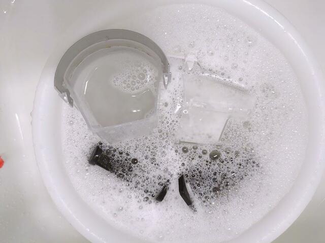 【アイリスオーヤマ 布団クリーナー ハイパワー FCA-22H-C】使用後は中性洗剤を溶かした水にフィルターとダストカップをつけおきして掃除します