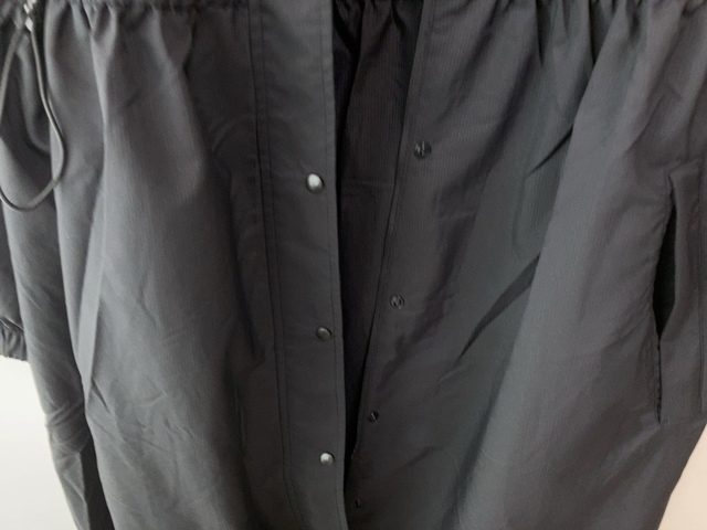 【ワークマン レディース高撥水シェルワンピースコート】前はファスナーとボタンで開閉できます