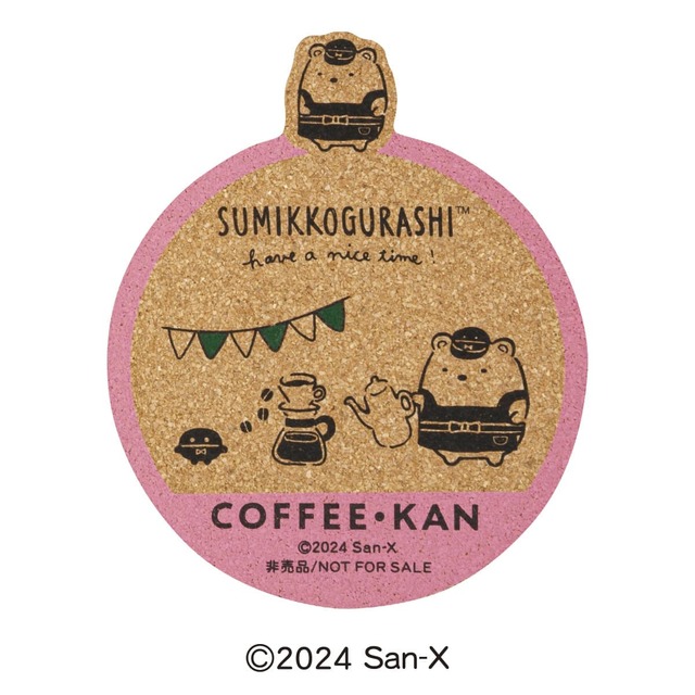 【すみっコぐらし×珈琲館 コラボレーション第2弾】喫茶店のマスターのようなエプロンと帽子を身につけ、珈琲を淹れる“しろくま”