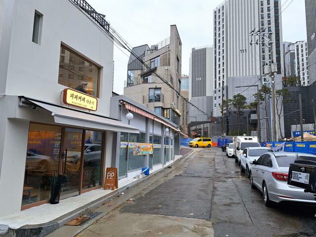 【気になる韓国、ソウルの今vol.31】阿峴市場のアーケードが切れるところまで行き、左手を見ると、「ビビ・コーヒーラウンジ」がある