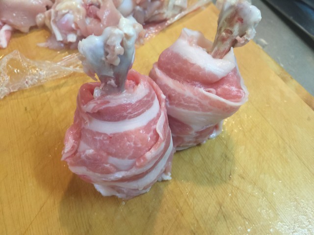 「マンガ肉」レシピ／手羽元に豚バラを巻いていきます