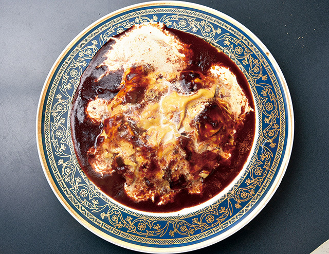 ファウスト 特オム（特製オムライス） 1000円 たっぷりのデミグラスソースとふわとろ卵。口に入れれば思わず笑顔になれるおいしさ。