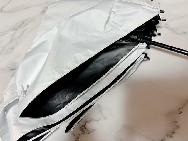 【美白肌モデル辻元 舞プロデュース! SUN DEFENCE 100%遮光日傘BOOK 涼しさアップのWHITE ver.】防水加工が施されているため、急な雨にも対応可能です！