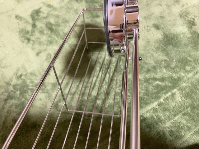 【ニトリ 強力ジェル吸盤 ステンレスボトルラック クレド】サイズは幅30.5×奥行11.5×高さ14.6cm。一般的なボトルを3〜4本並べられます