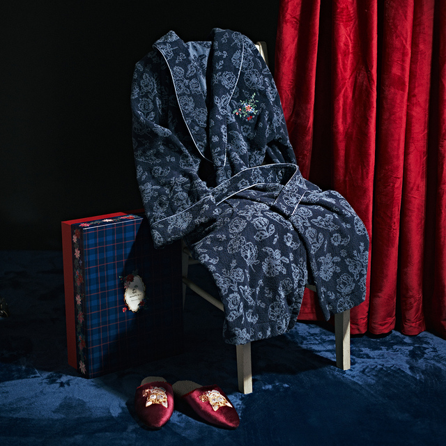 ガウン（一部店舗限定） ¥22,000、ルームシューズ ¥4,620