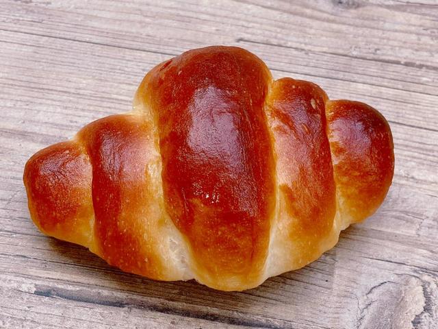 バターロール。湯種なので生地が甘くて、全体のバランスも良い／パーカーハウスバターロール