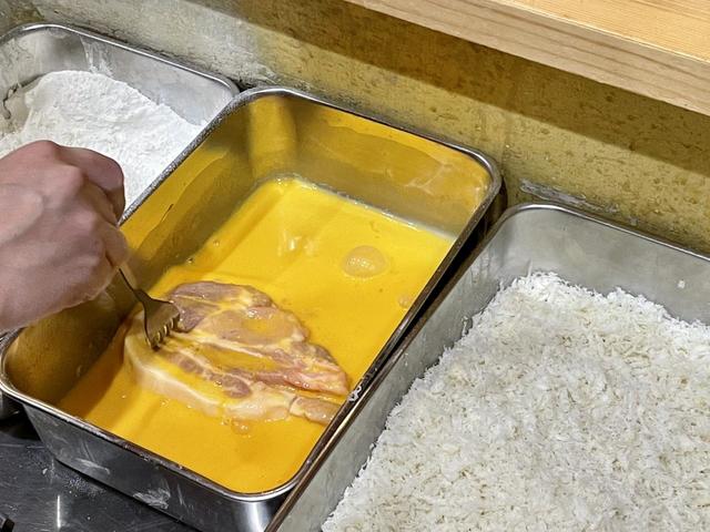 【豚肉専門料理店とんかつのり】小麦粉、溶き卵、生パン粉をつけたものをラードで揚げる
