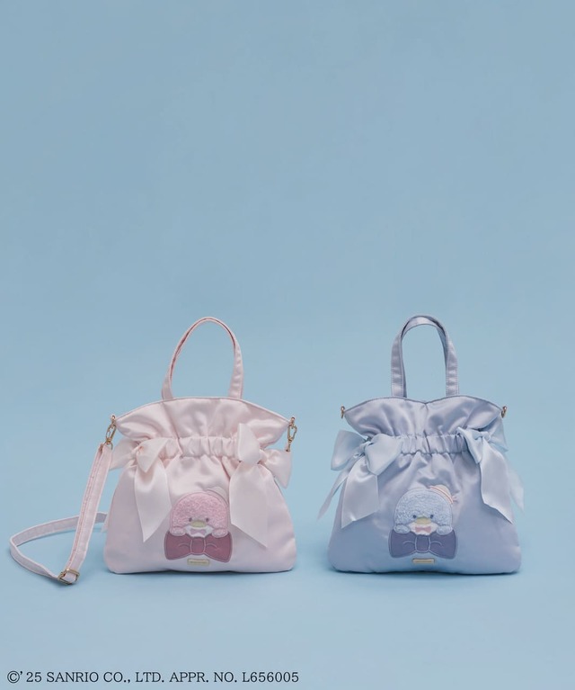 【Maison de FLEUR×サンリオキャラクターズ】「タキシードサム ダブルリボン2Wayトート」6,000円／大きなリボンを手に持ち、ひょっこりと顔をのぞかせるサムを刺繍