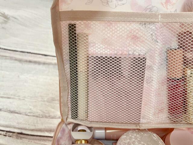 仕切り付きなので、細いマスカラやアイライナーも倒れずに収納できて取り出しやすい！