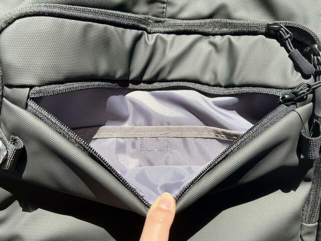 【カインズ TRADDYファスナーが隠れるバックパック】細かい荷物を入れられる全面のポケットもファスナー付き