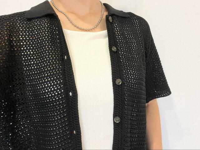 【GU 透かし編みニットシャツ】シャツはボタンを全オープンするとまた違った雰囲気に♪