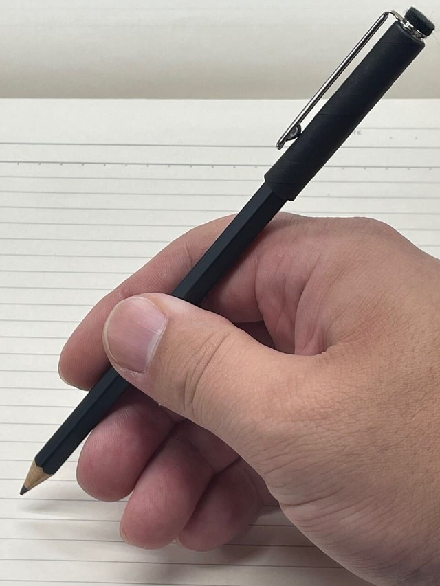 【ロフト 文具会議2023】「ジーニアスペンシル」紙製キャップの先端にタッチペン機能がついた、スマホやタブレットも操作できる鉛筆。