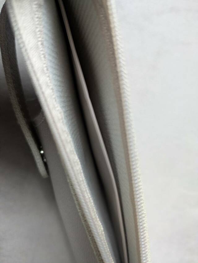 【SOU・SOU レザー調スマホポシェット】ファスナーポケットの中には仕切りもあります