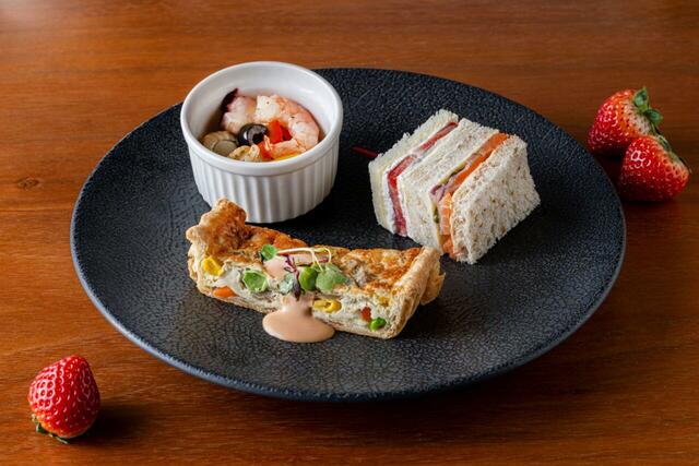 「セイボリー」＜期間：2026年1月5日～4月30日＞【“断面美”ミルフィーユやフレジエが登場！苺がきらめく「横浜ベイシェラトンのナイトスイーツブッフェ」】