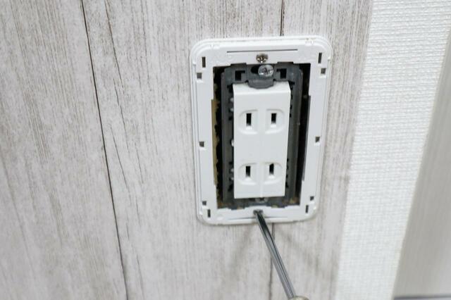 【ニトリとセリアで「映えスポット」爆誕】コンセントのカバーを外します