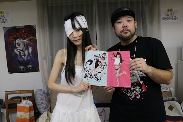 『REDYE/REDIE』を手にする七菜乃さんとGENkさん