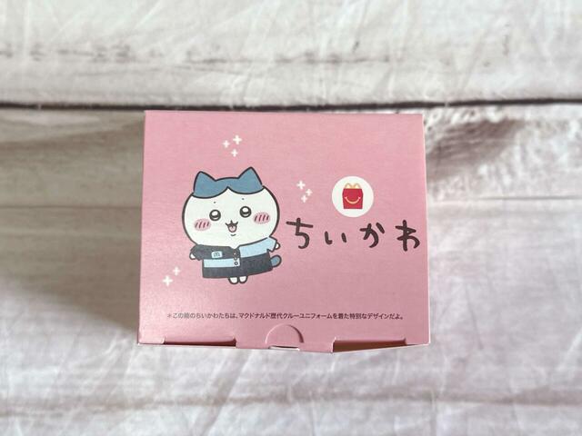 【ちいかわハッピーセット第一弾】昨年大好評だったちいかわハッピーセットについてきたシールのイラストが採用されたボックス。1971年〜1979年のクルーユニフォームを着用したハチワレがかわいすぎる…！