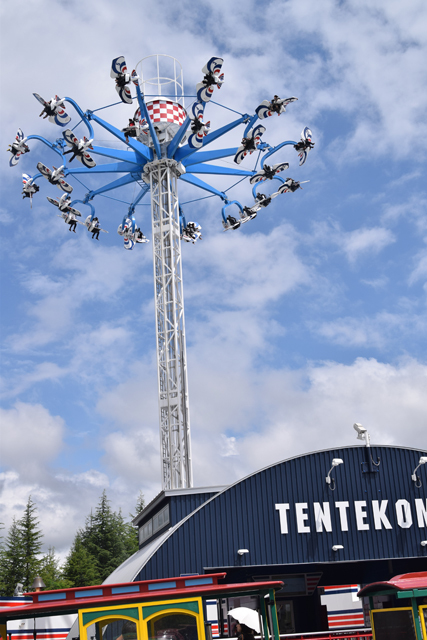 富士急ハイランド「テンテコマイ」