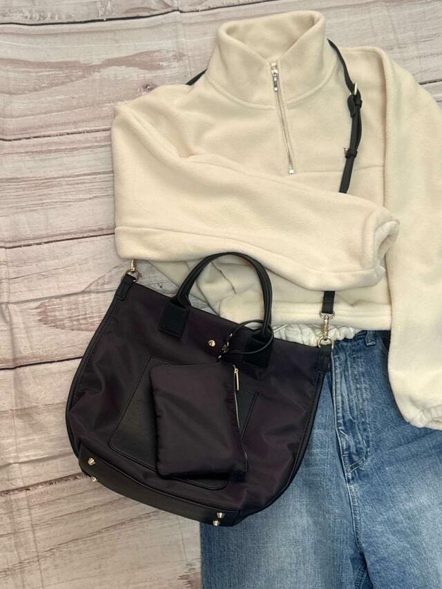 フリース×デニムのカジュアルコーデには斜めがけで♪