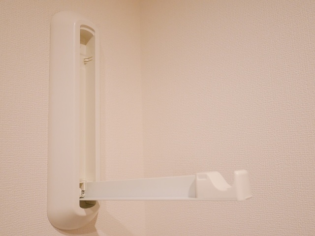 【ベルメゾン】浮かせて干す！ピンで設置できる「壁付け物干しショート」｜物干し竿をしっかり載せられるアームです