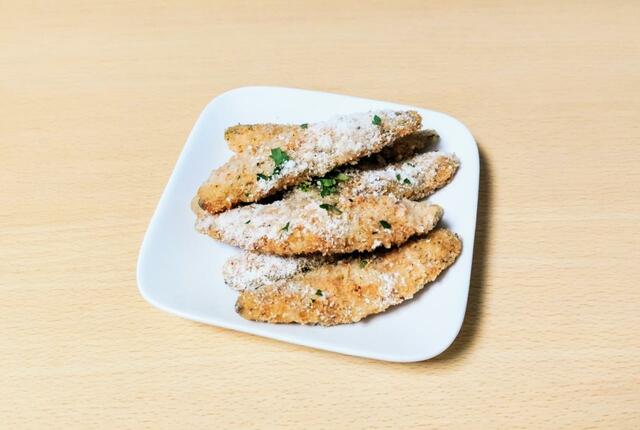 【コストコ　チーズフィッシュフライ　1317g　2621円】粒状のチーズがたっぷりまぶされた香草フライ