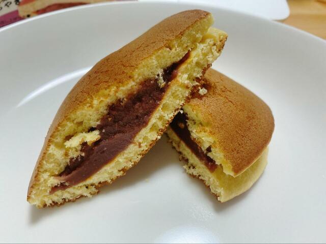 【シャトレーゼ 糖質90%カットのどらやき】あんこはさっぱりとした甘さ