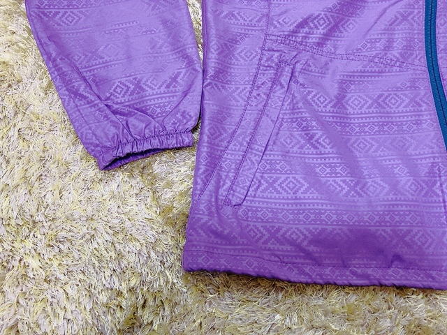 【ワークマン レディース高撥水シェルジャケット(エンボスタイプ)】サイドにはファスナーポケットが付属