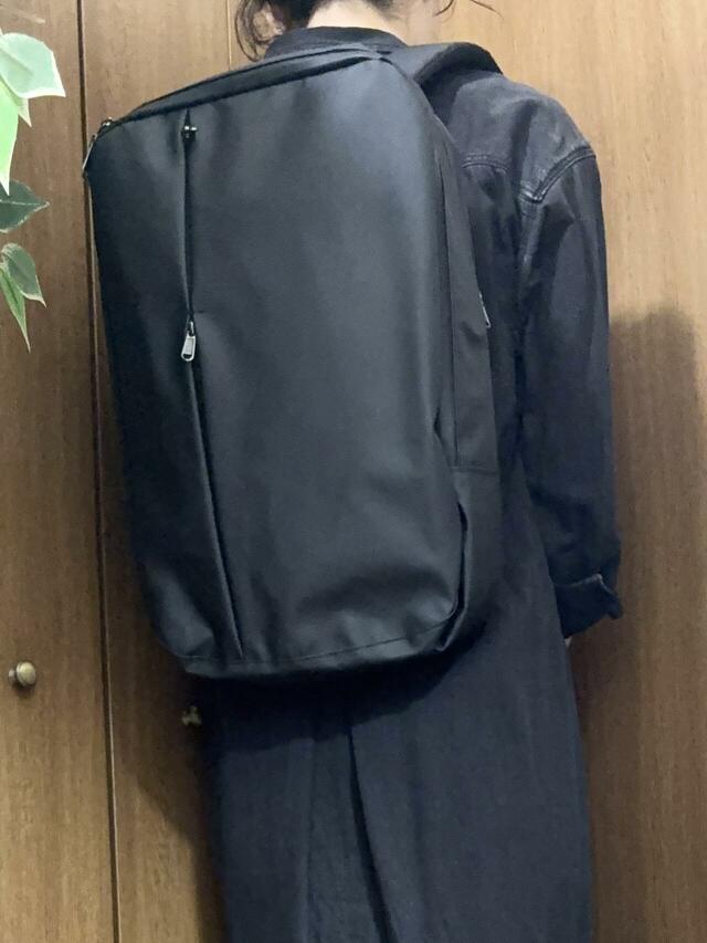 【ワークマン ベーシックバックパックⅡ】デニムワンピースとのカジュアルコーデ。オールブラックの上品な印象でスタイリッシュに決まりました♪