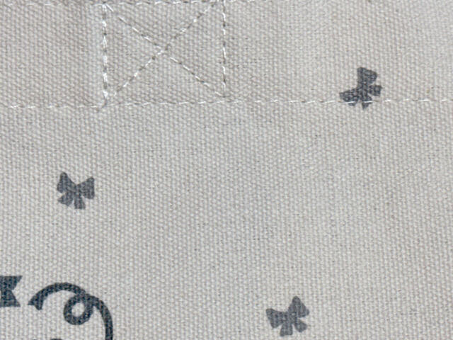 バッグ全体には小さなリボン柄が散りばめられており、細部までキュートさ満点！