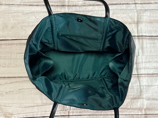 内側にはポケットが両サイドに1つずつ、正面背面側に1つずつ、合計4つついています！