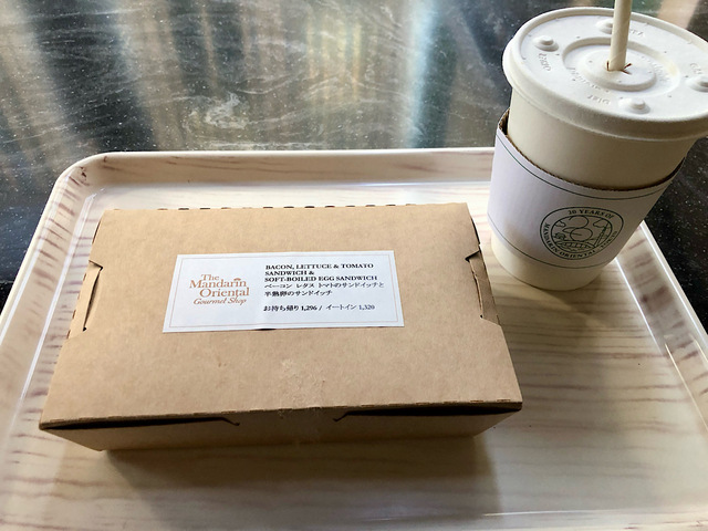 【マンダリン オリエンタル 東京　モーニングCセット（ベーコン　レタス　トマトのサンドイッチと半熟卵のサンドイッチ）】モーニングセットCの定番、BLTサンドと半熟卵のサンドイッチ