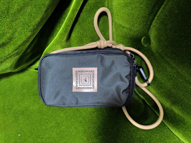 シンプルで使いやすいユニセックスなデザイン【紀ノ国屋 2層式お財布ショルダーバッグ】