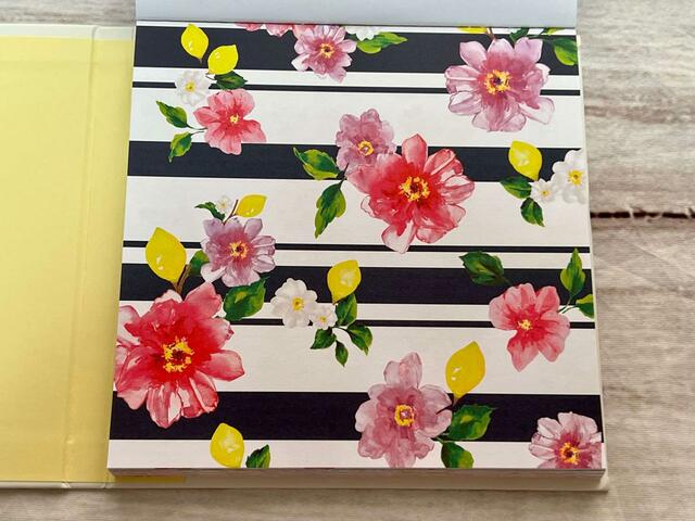 4柄目。モノトーンのボーダーにお花というChestyらしい華やかな柄！