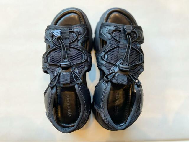 【moment+ 厚底スニーカーソール スポーツサンダル】秋口には靴下合わせも取り入れて、コーデの幅を広げられそうです