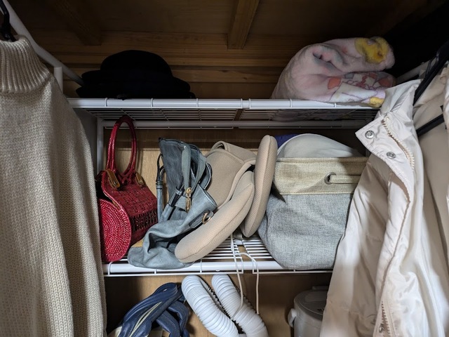 【ニトリ 伸縮押入ハンガーラック】ラックの最上段には帽子やブランケットなど軽めのものを収納しました